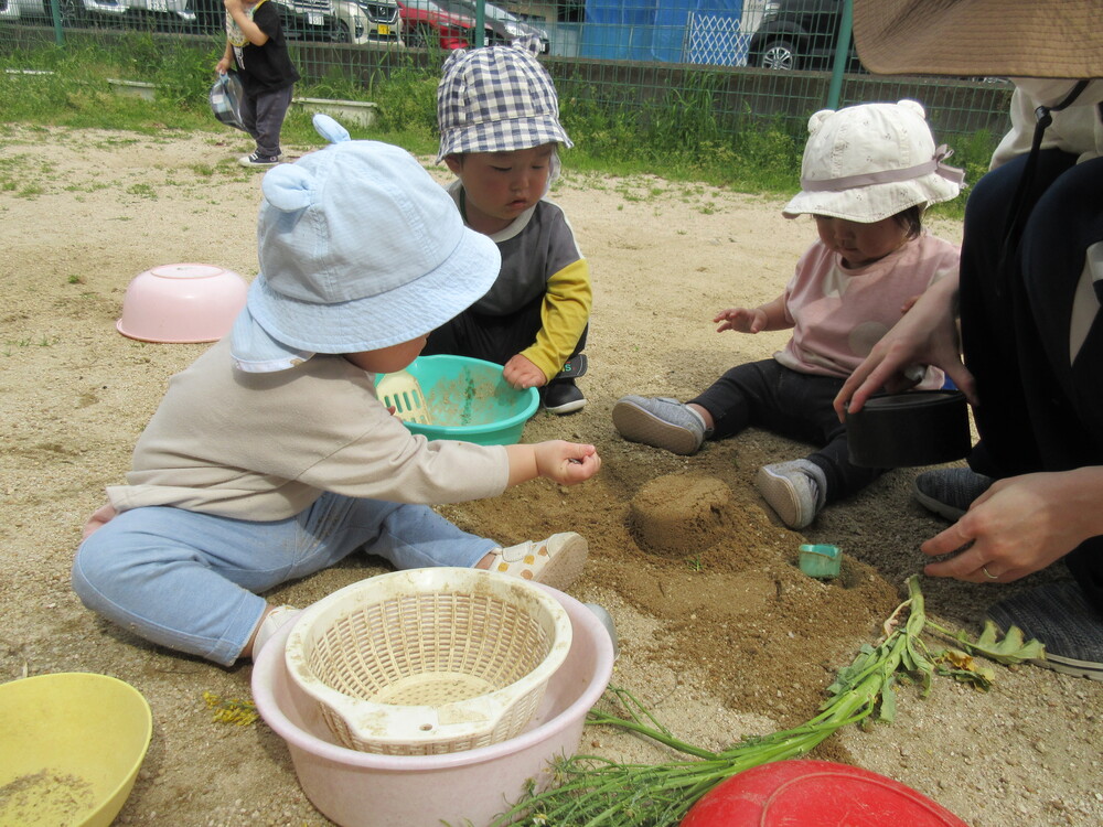 園庭で遊んでいる様子