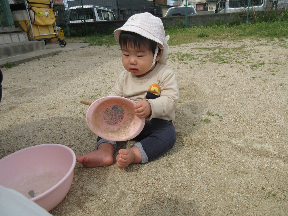 園庭で遊んでいる様子