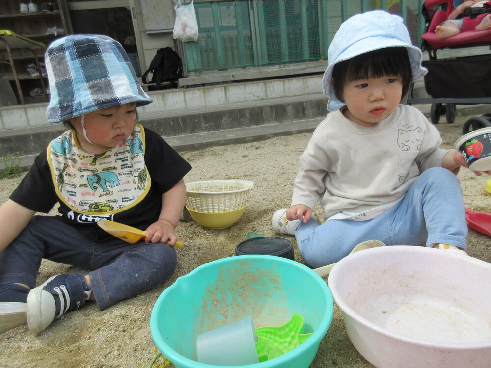 園庭で遊んでいる様子