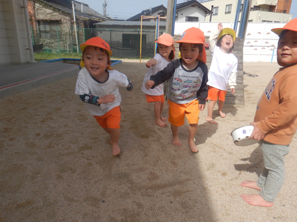 園庭遊びをしている子どもたち (1)