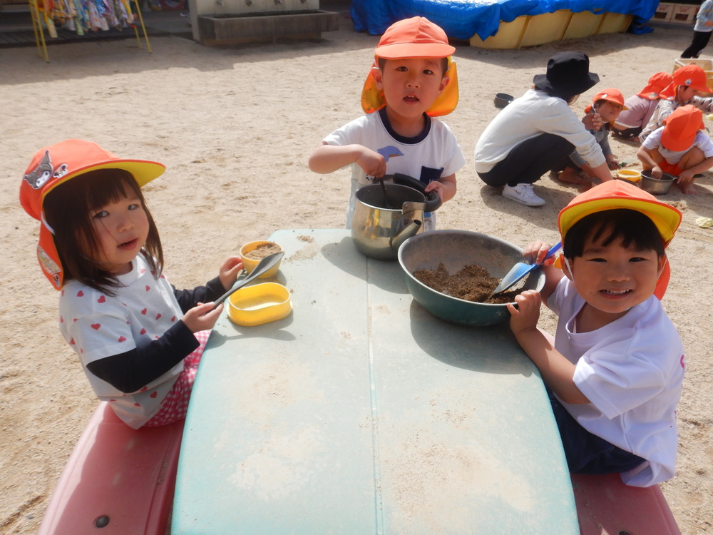 園庭遊びをしている子どもたち (2)