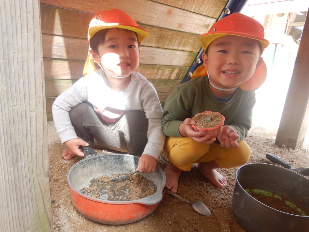 園庭遊びをしている子どもたち (3)