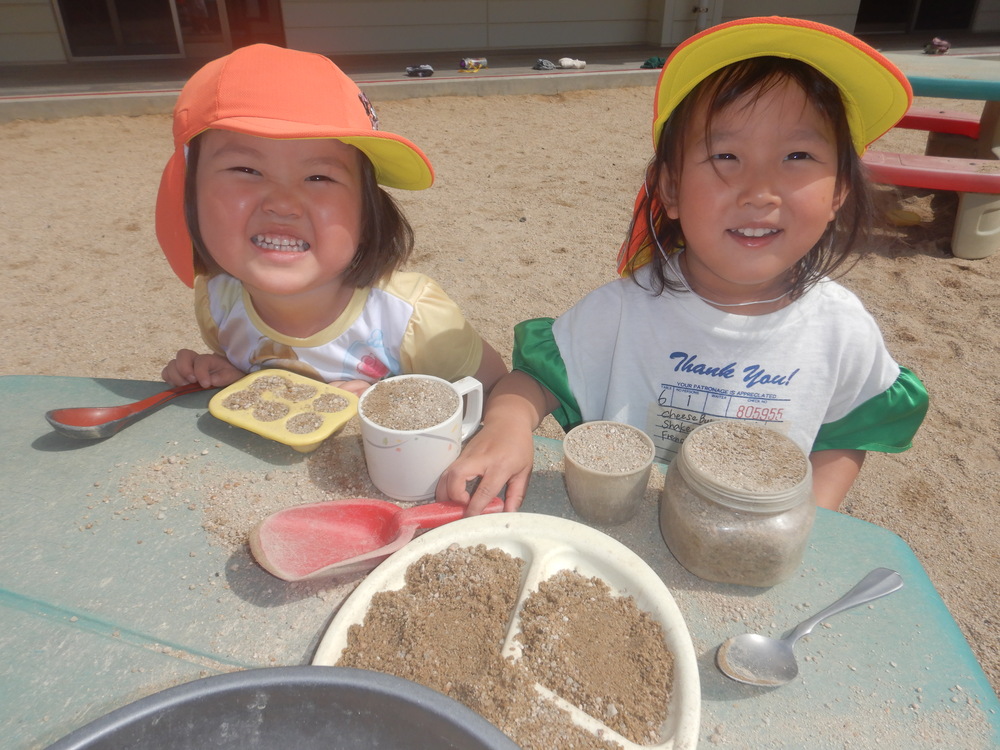 園庭遊びをしている子どもたち (4)