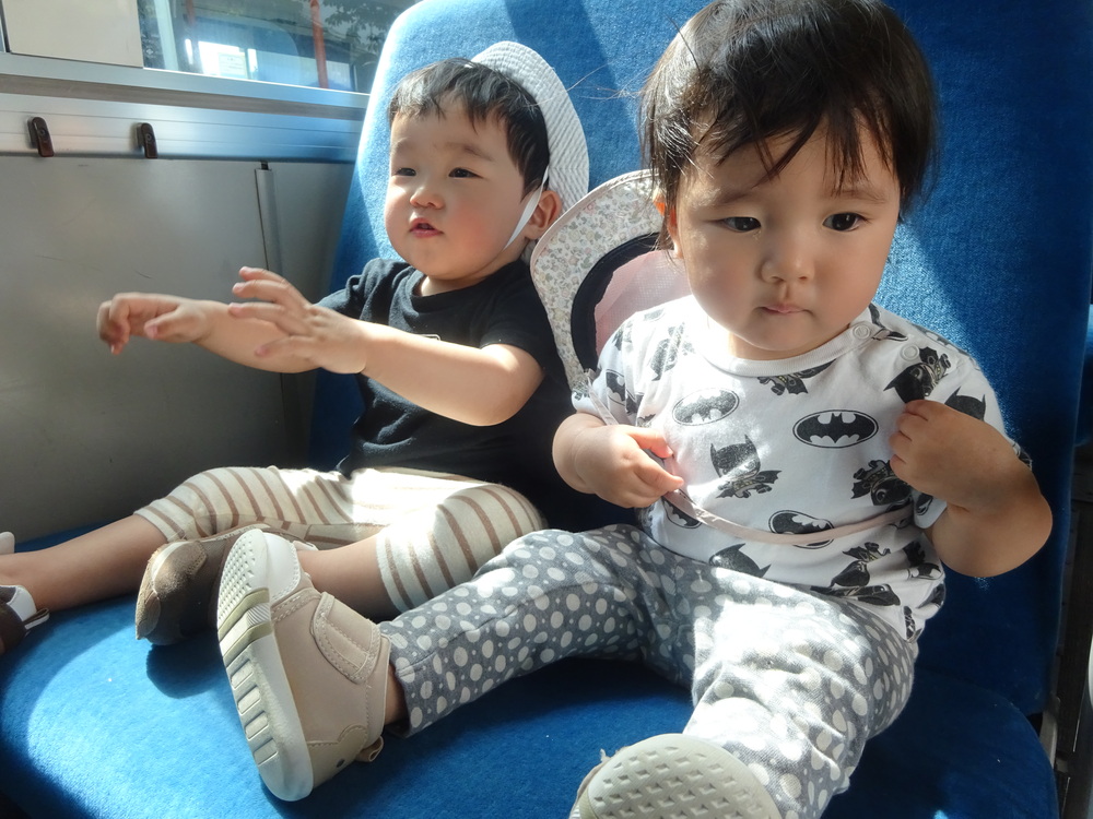 バスに乗っている子ども (2)