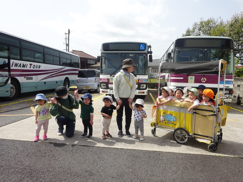 バスに手を振る子どもたち