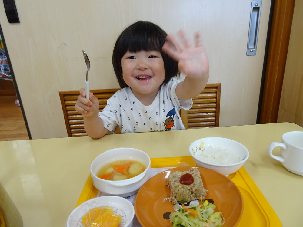 給食を食べる子ども (1)