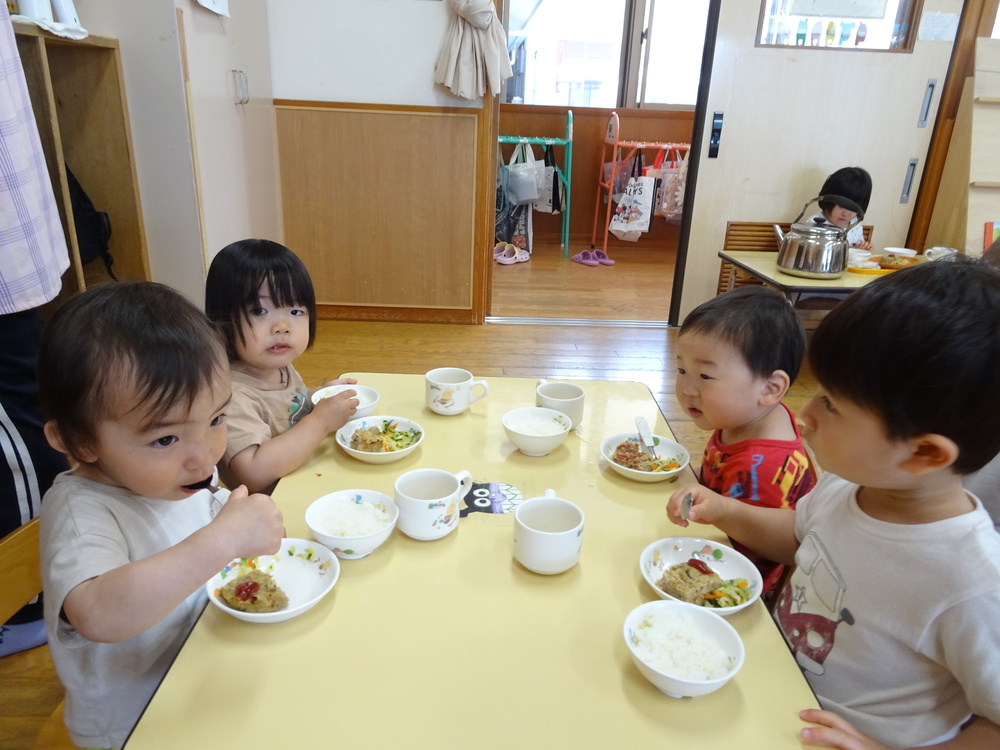 給食を食べる子ども (2)