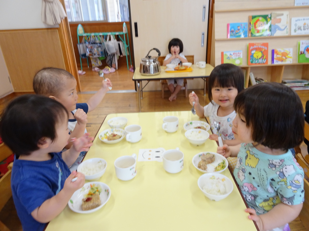 給食を食べる子ども (3)