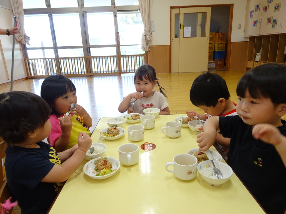 給食を食べる子ども (4)