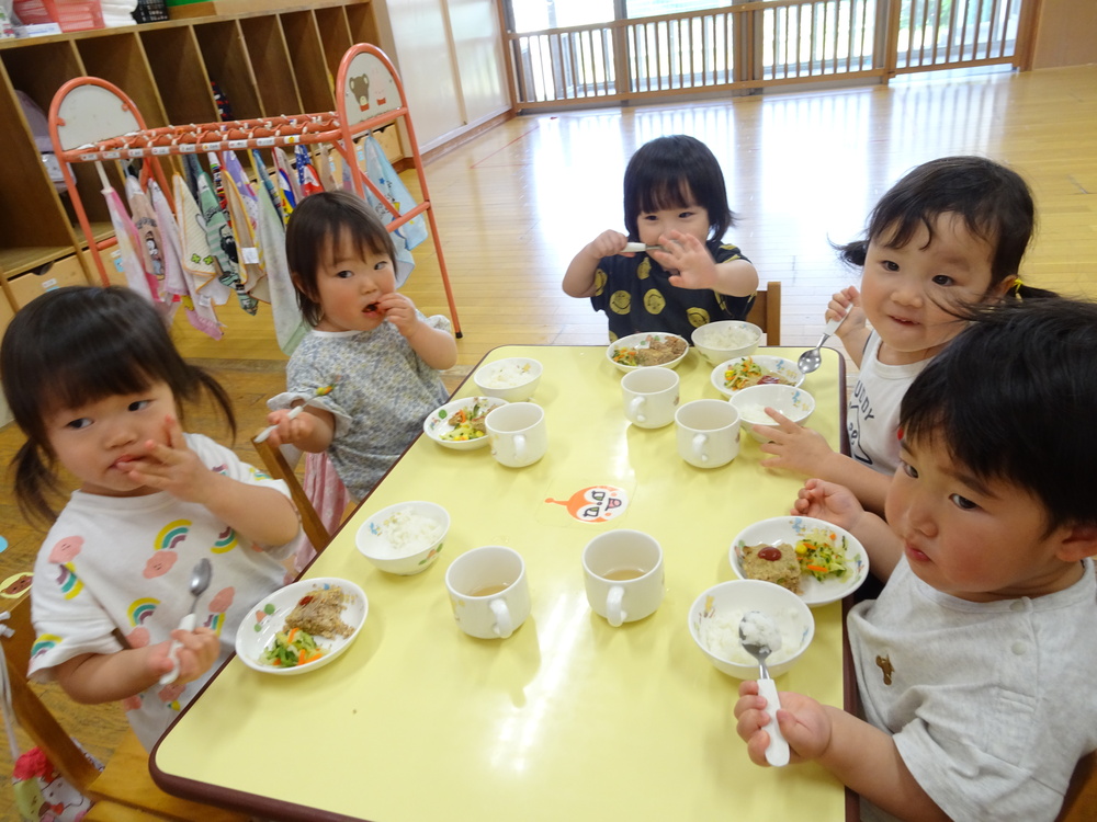 給食を食べる子ども (5)