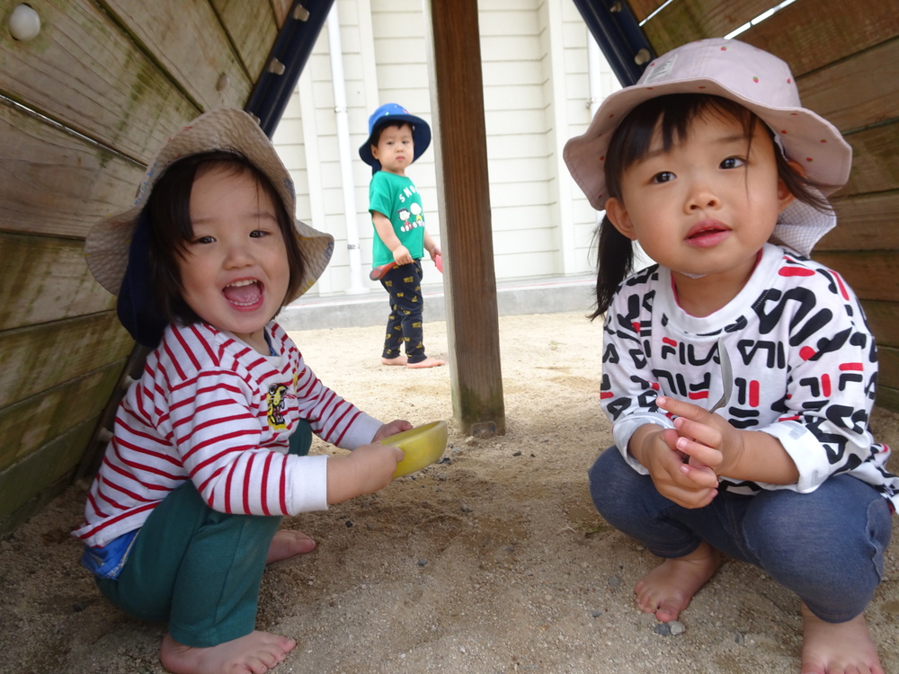 園庭で遊ぶ子ども (2)