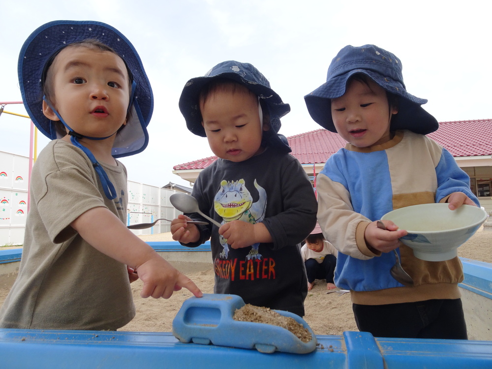 園庭で遊ぶ子ども (3)