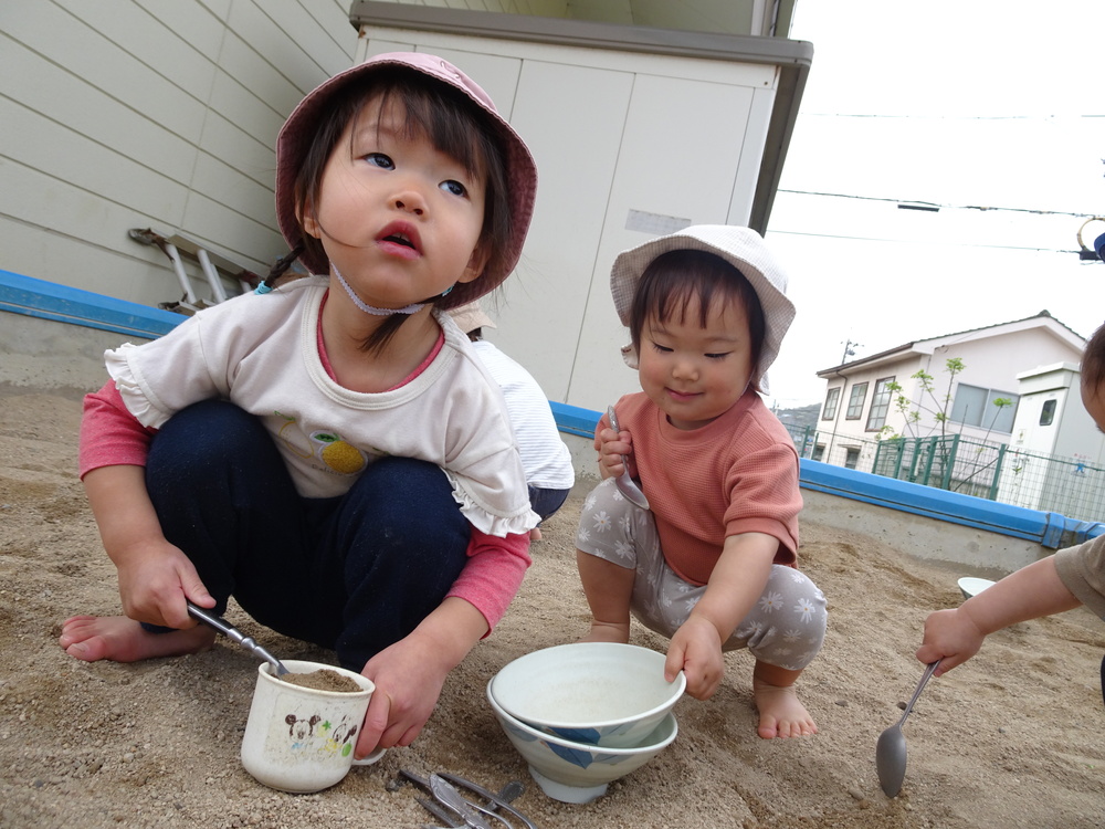 園庭で遊ぶ子ども (4)