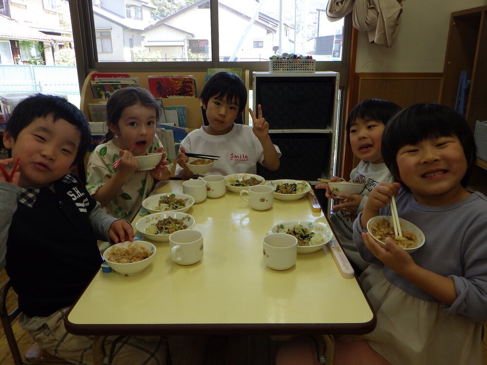 給食を食べる様子