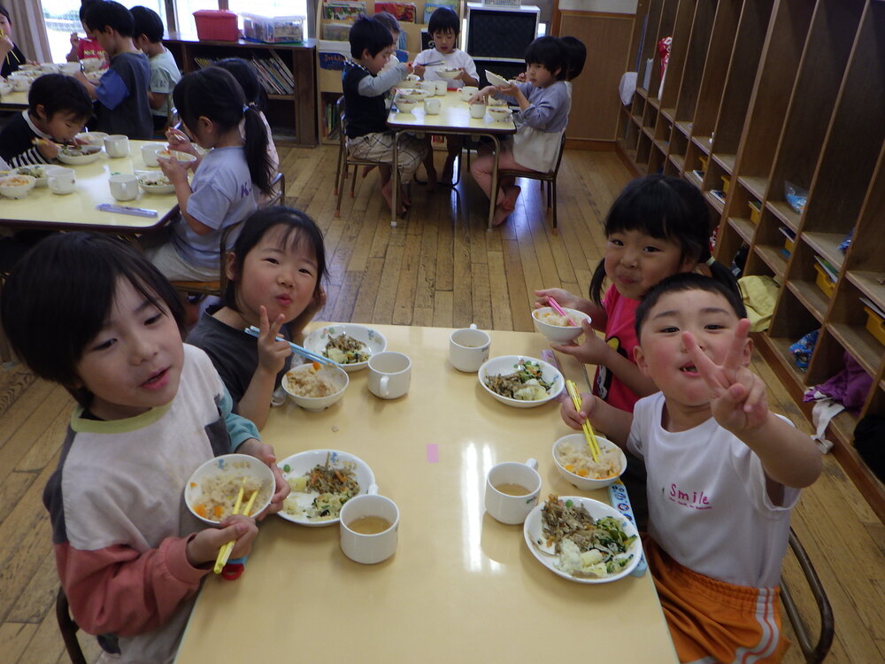 給食を食べる様子