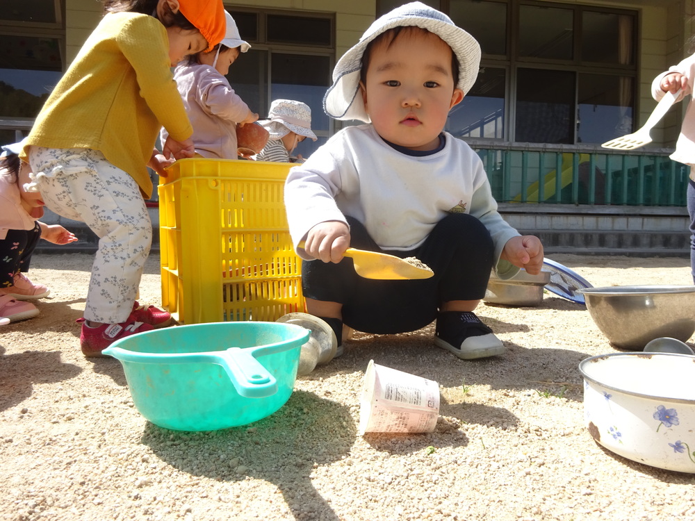 園庭で遊ぶ子ども (1)