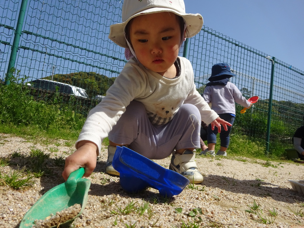 園庭で遊ぶ子ども (2)