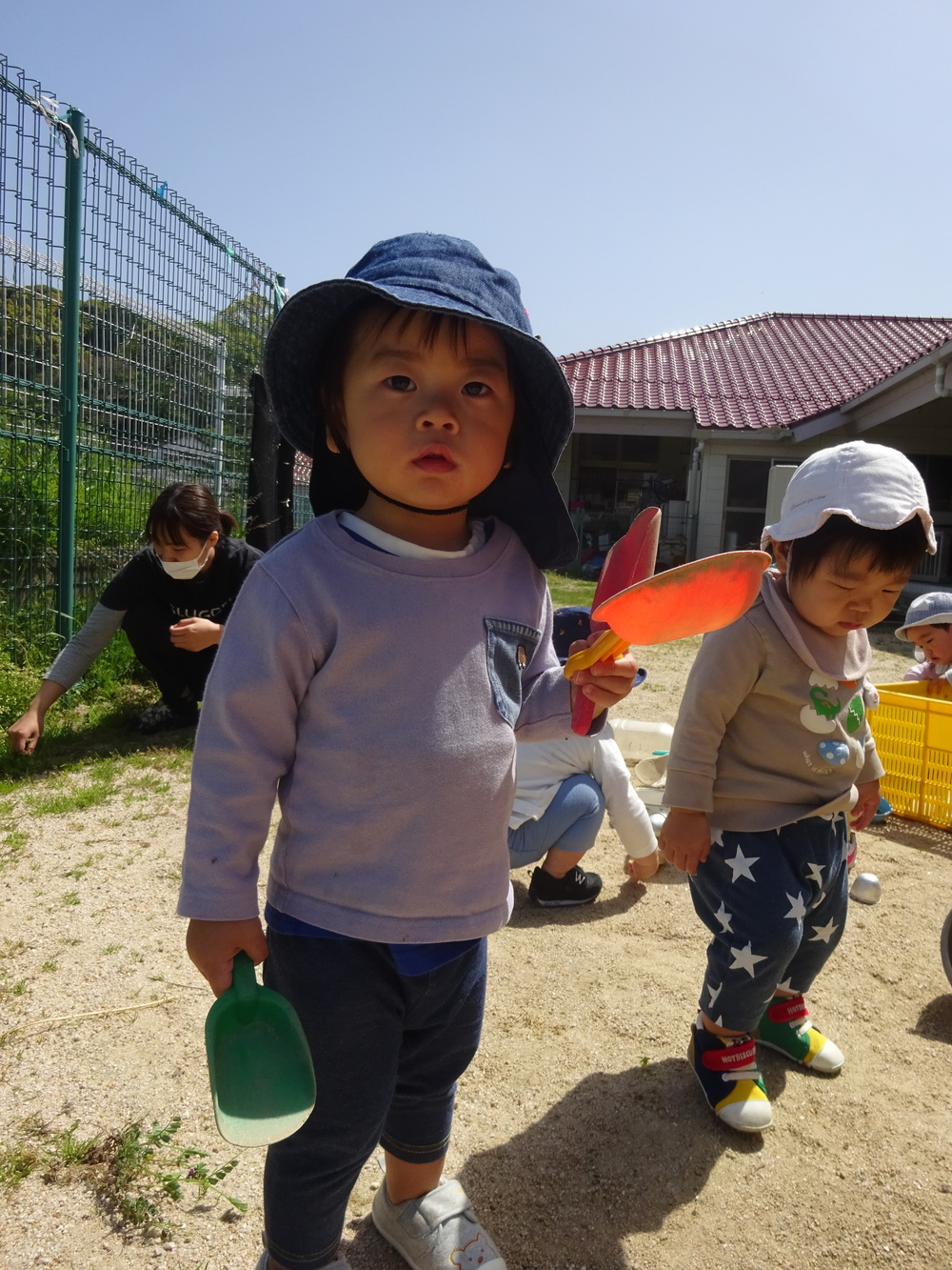 園庭で遊ぶ子ども (3)
