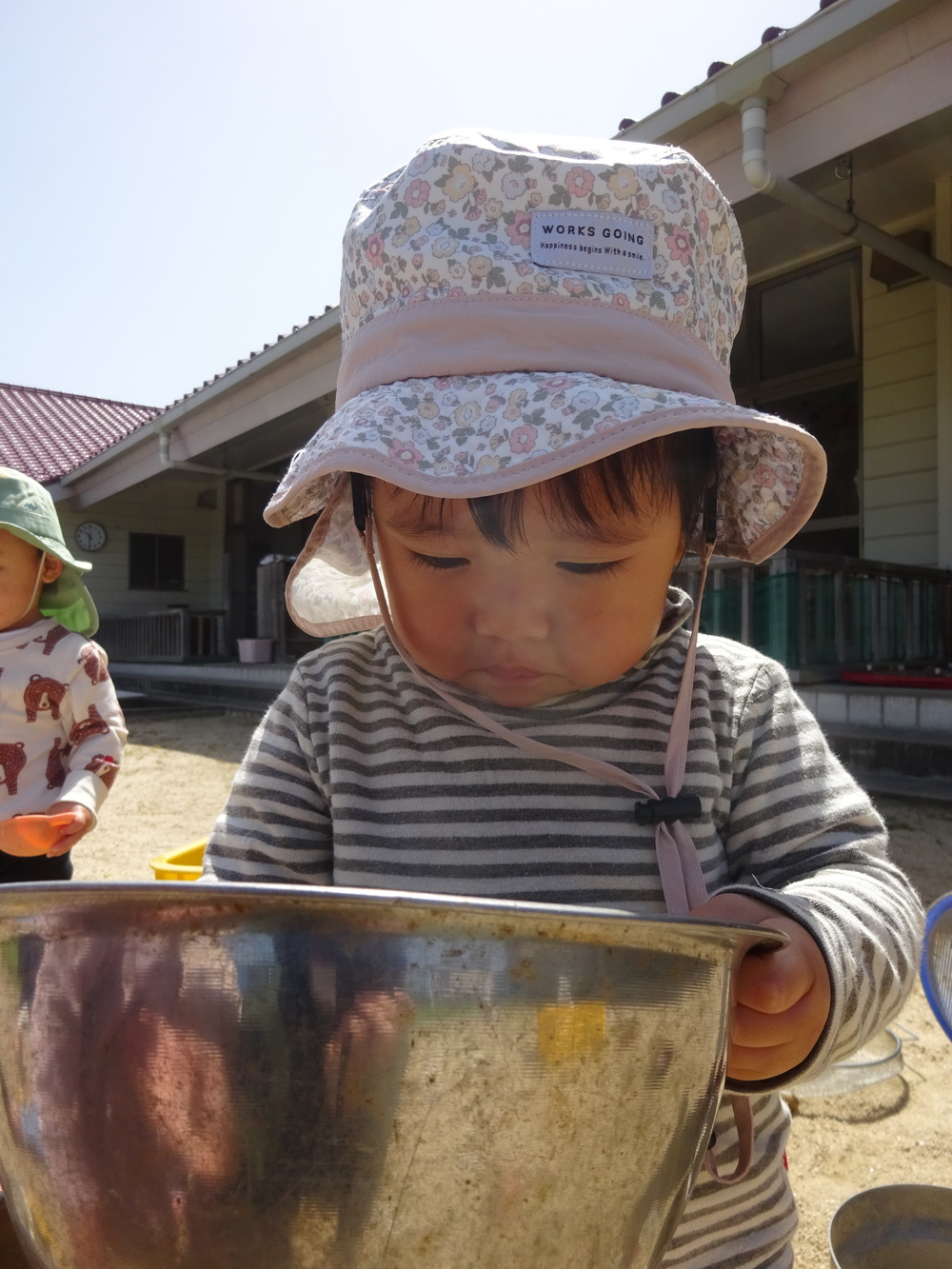 園庭で遊ぶ子ども (4)