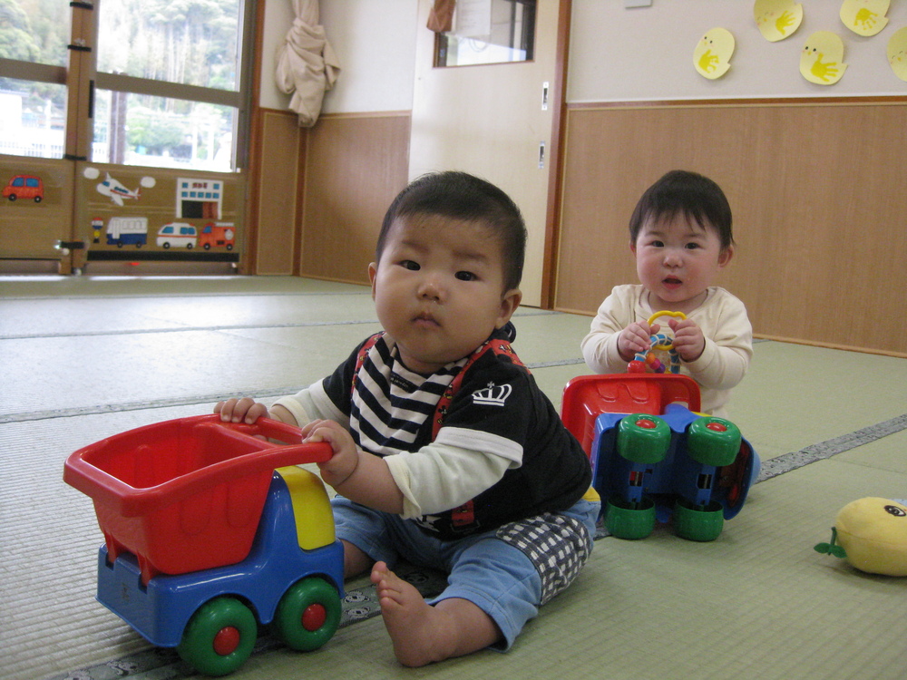 車で遊んでいる