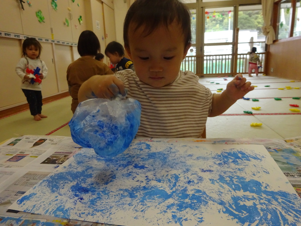 製作をする子ども (4)