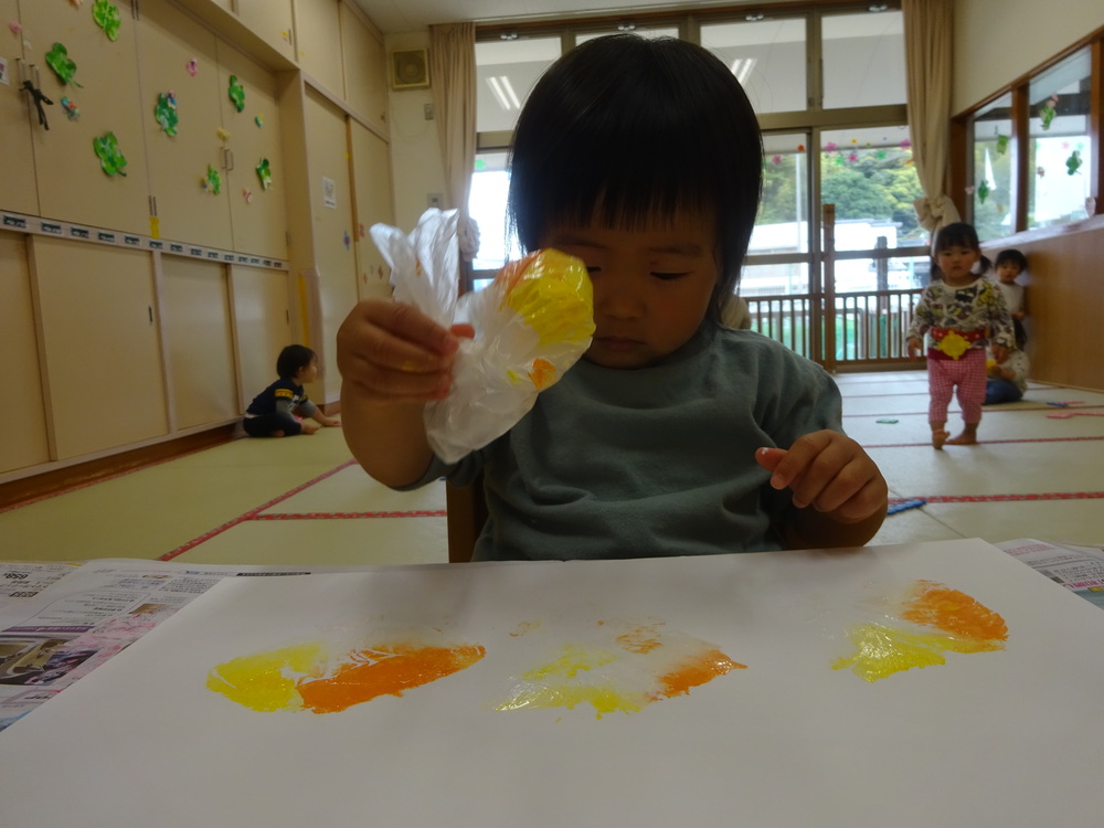 製作をする子ども (5)