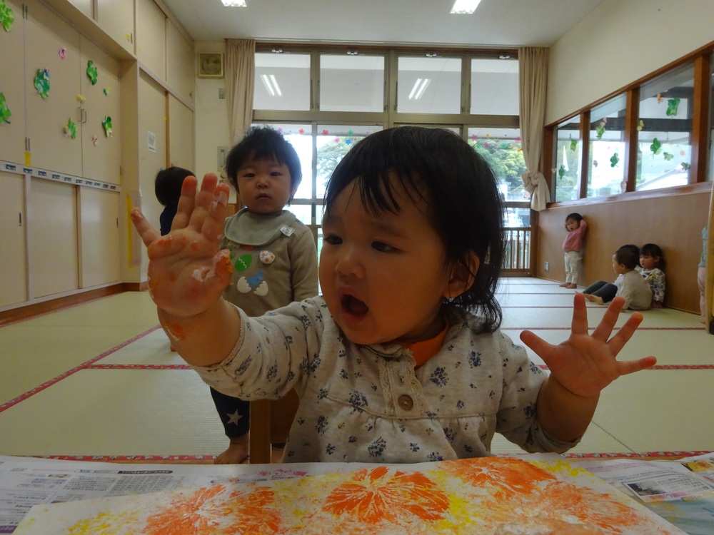 製作をする子ども (1)