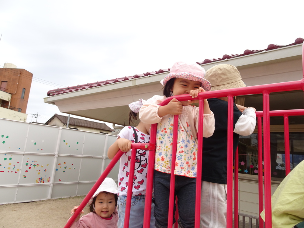 園庭で遊んでいる様子