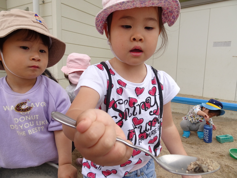 園庭で遊んでいる様子 (2)