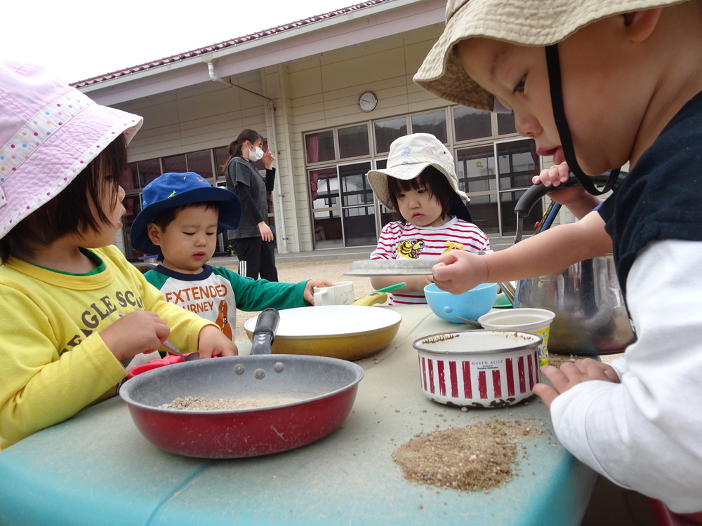 園庭で遊んでいる様子 (3)