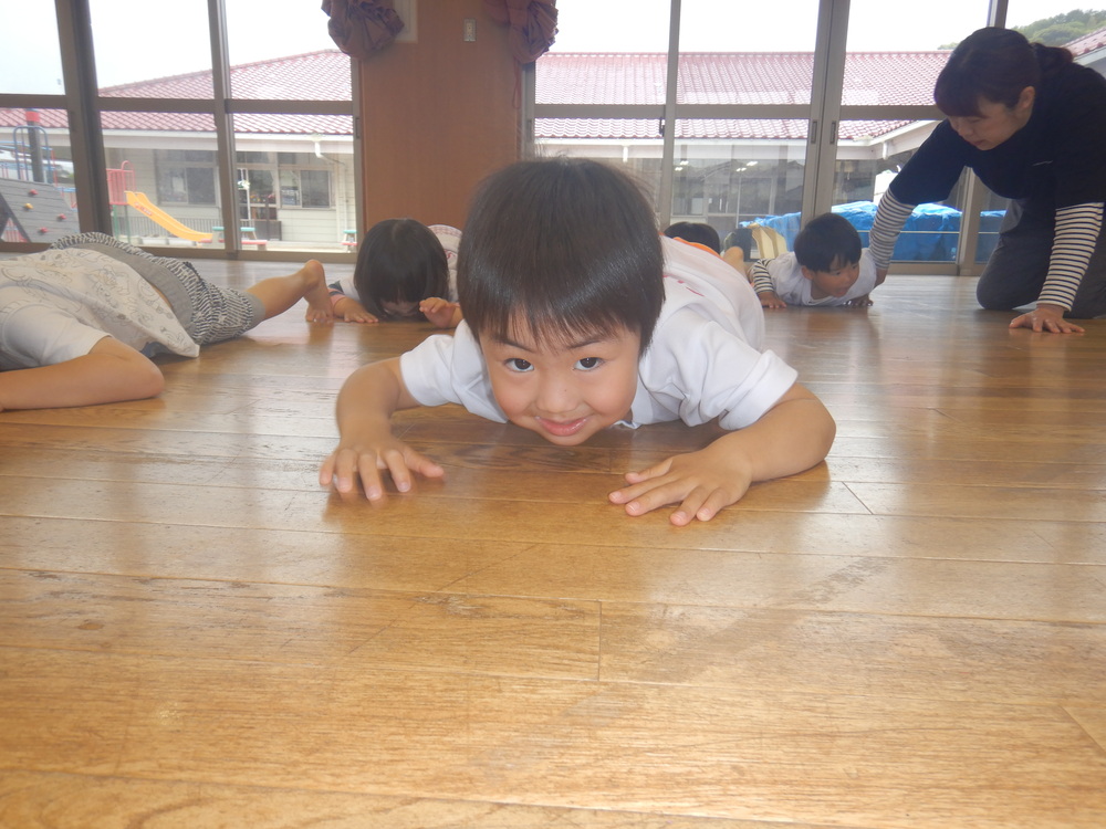 遊戯室で遊んでいる様子 (1)