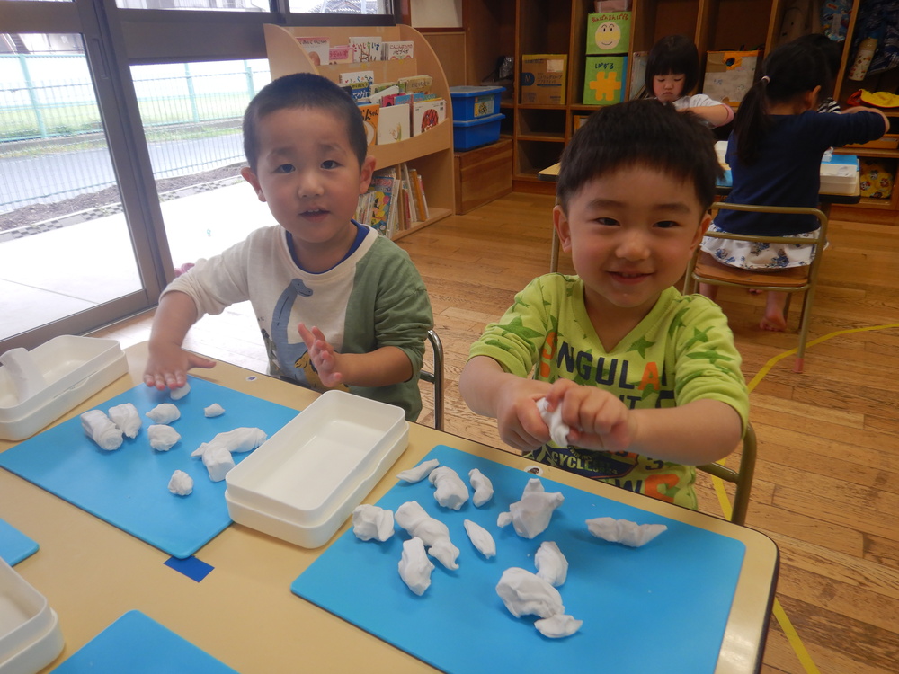 粘土遊びをしている子どもたち (1)