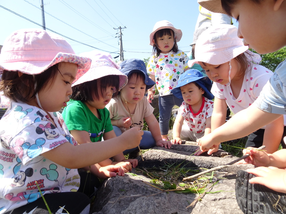 消防署横の広場で遊ぶ子ども２