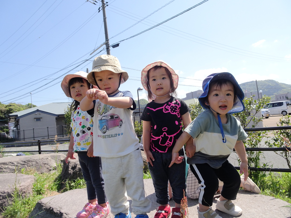 消防署横の広場で遊ぶ子ども３