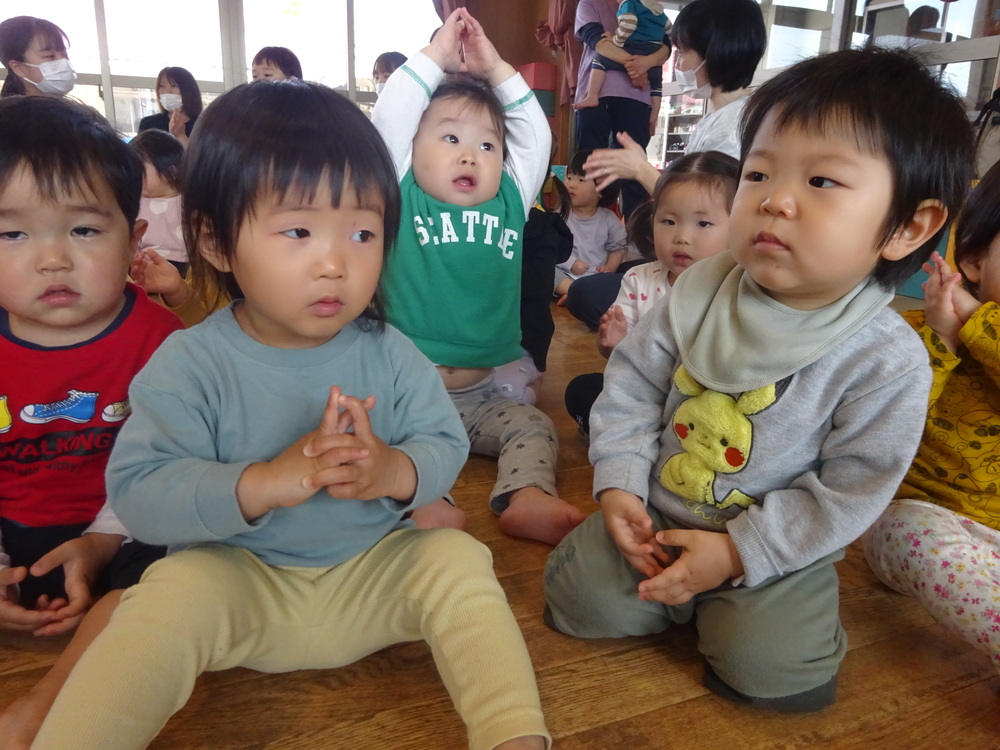 誕生会に参加する子ども (1)