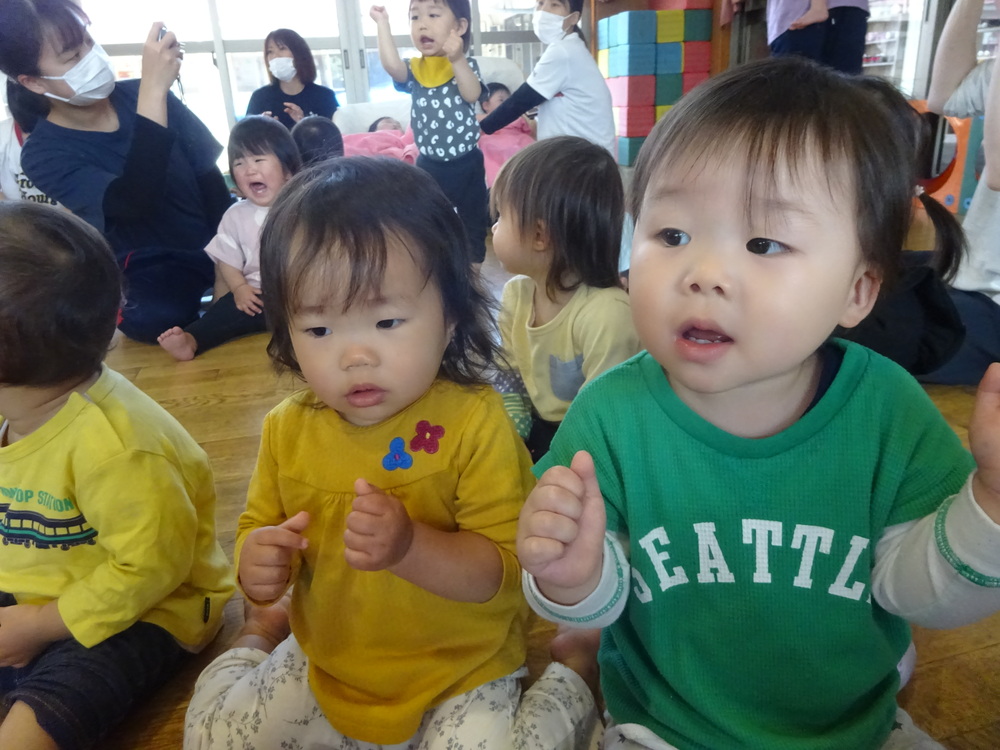 誕生会に参加する子ども (8)