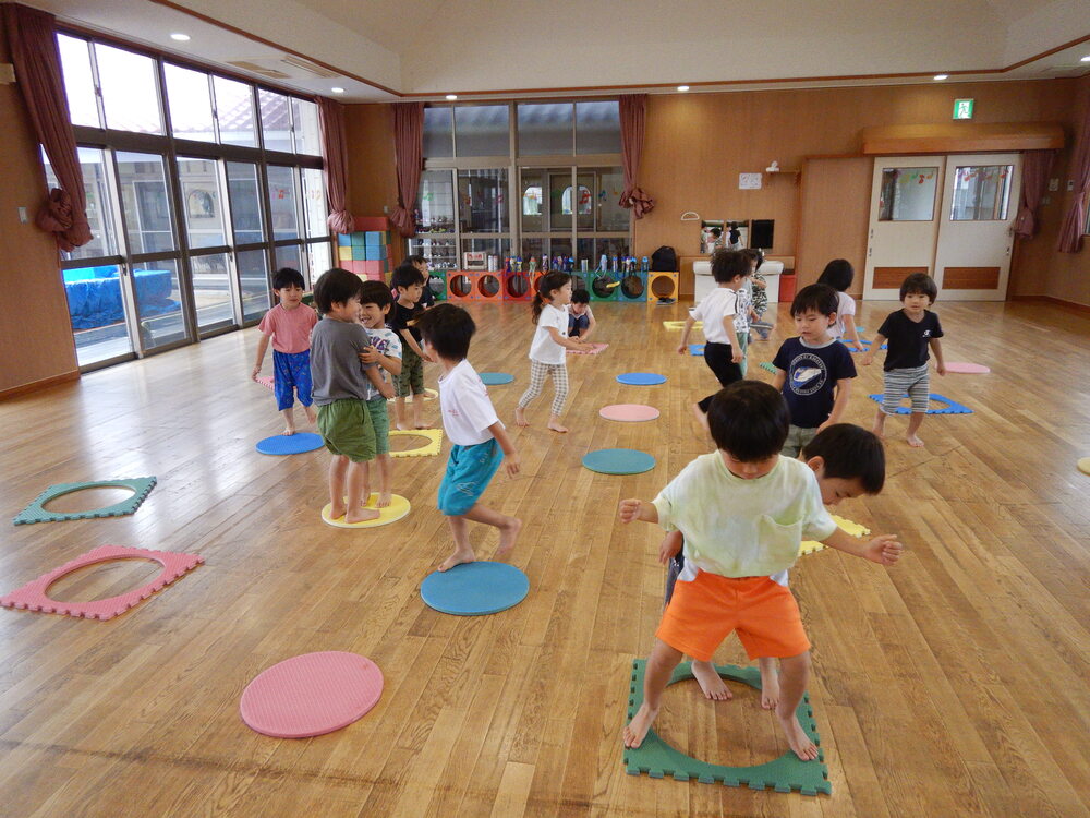 遊戯室で遊んでいる様子 (1)