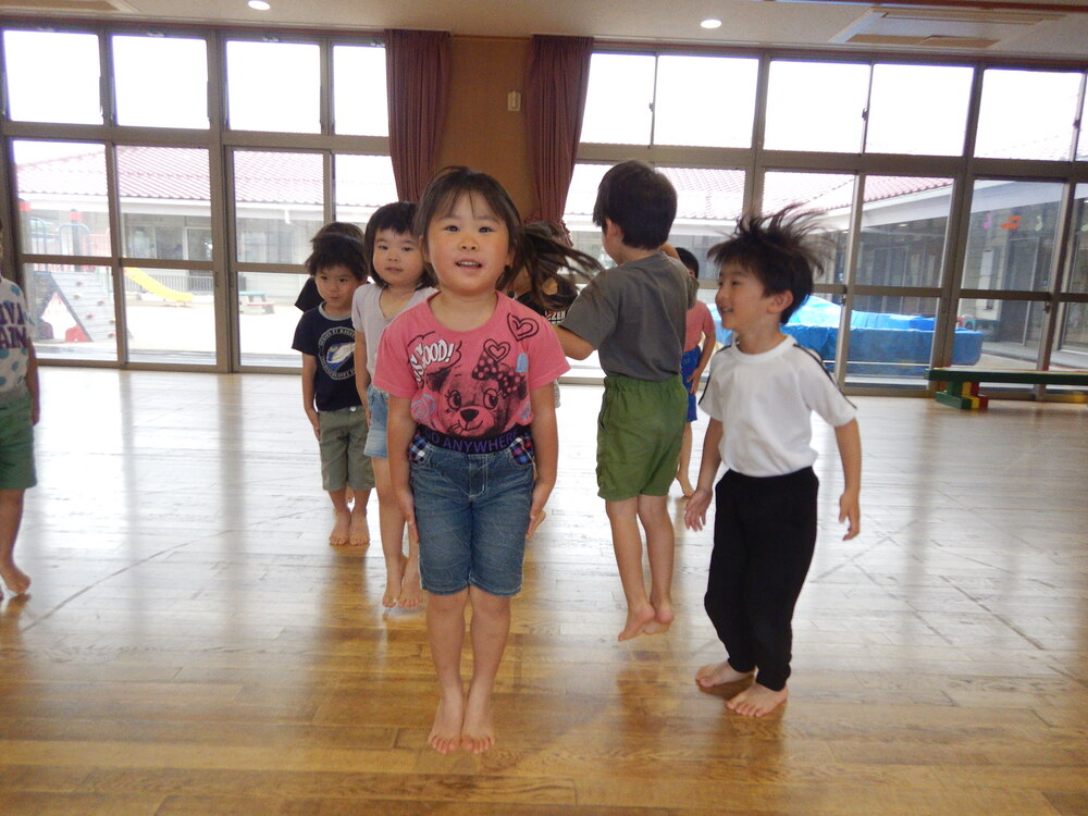 遊戯室で遊んでいる様子 (2)