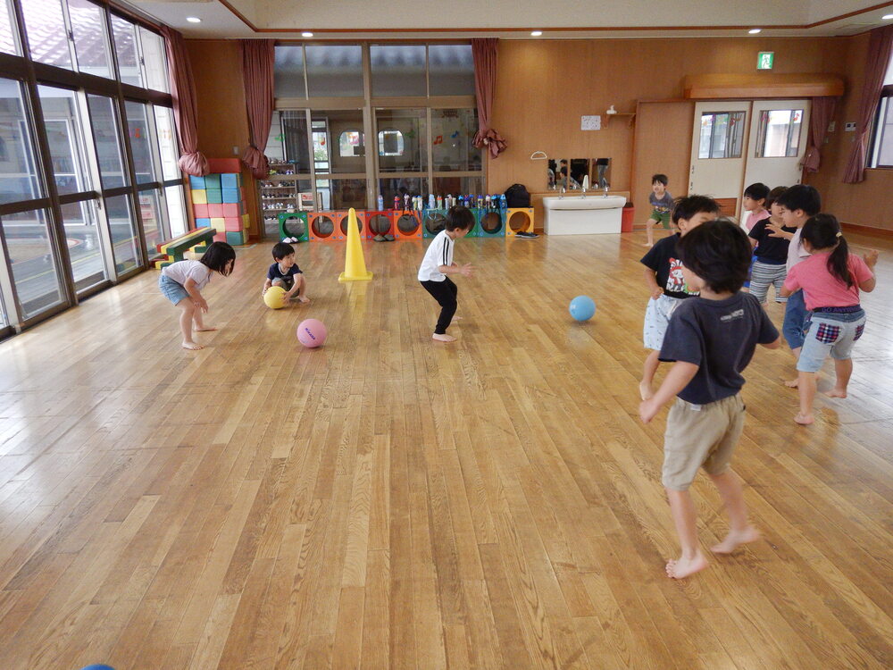 遊戯室で遊んでいる様子 (5)