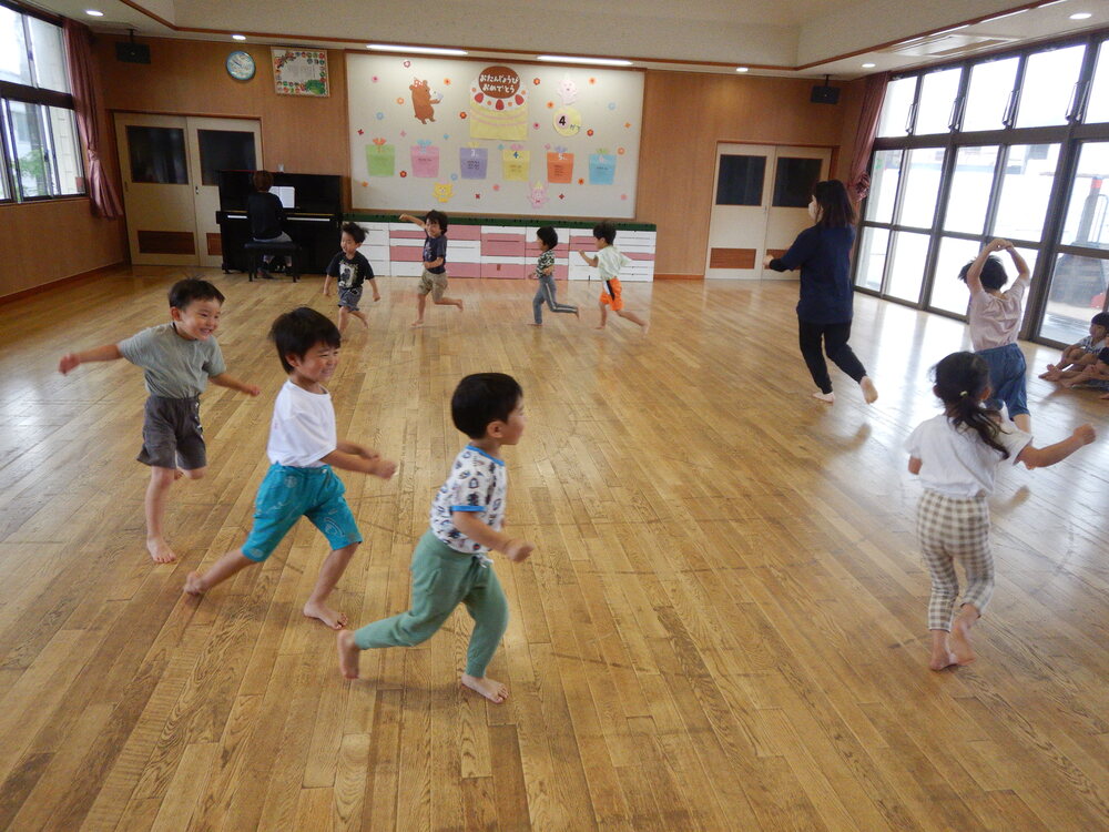 遊戯室で遊んでいる様子