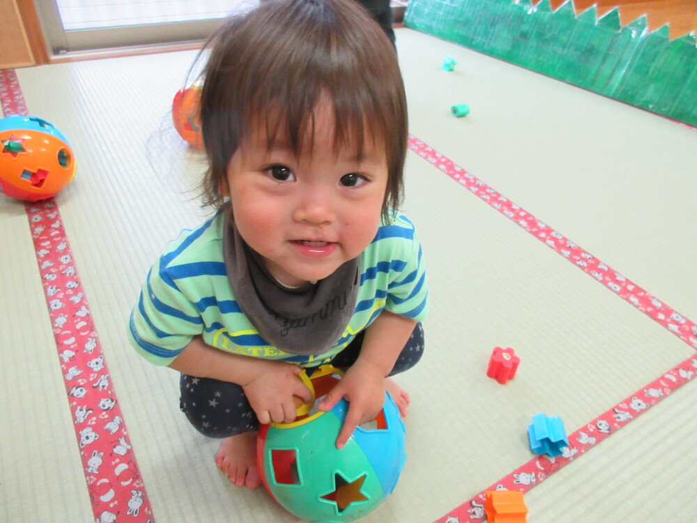型はめブロックで遊んでいる様子 (1)
