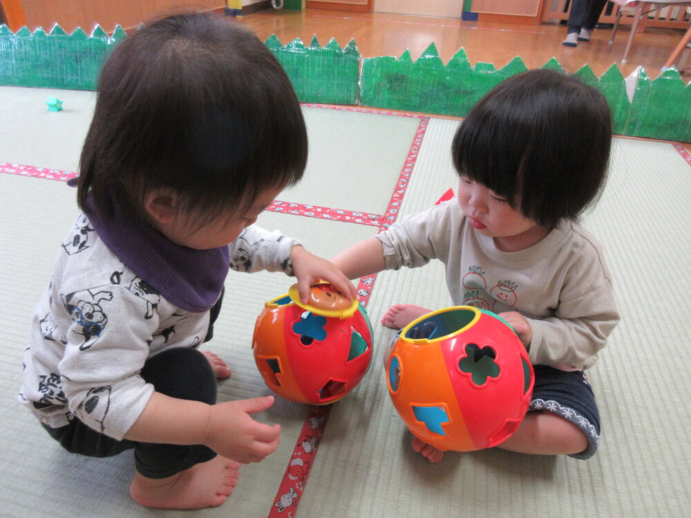 型はめブロックで遊んでいる様子 (2)