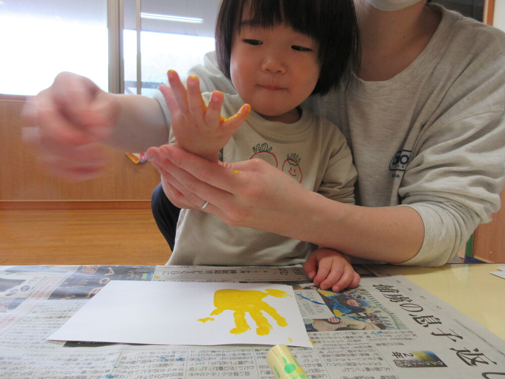 手形をとっている様子 (2)