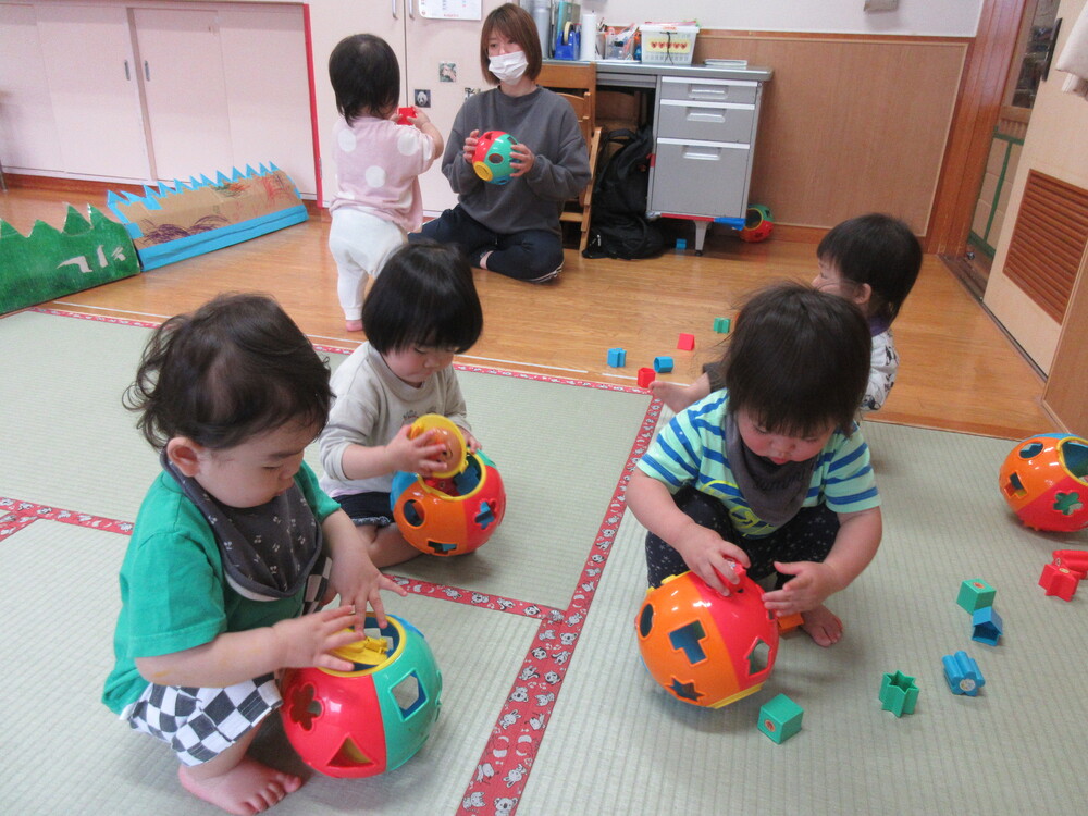 型はめブロックで遊んでいる様子 (3)