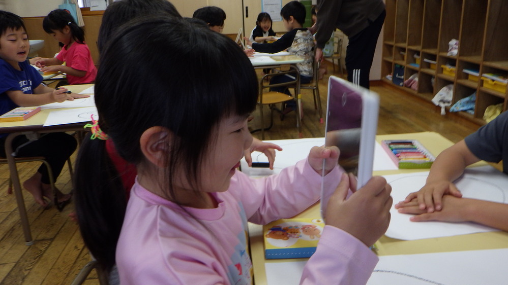 鏡で顔をみている