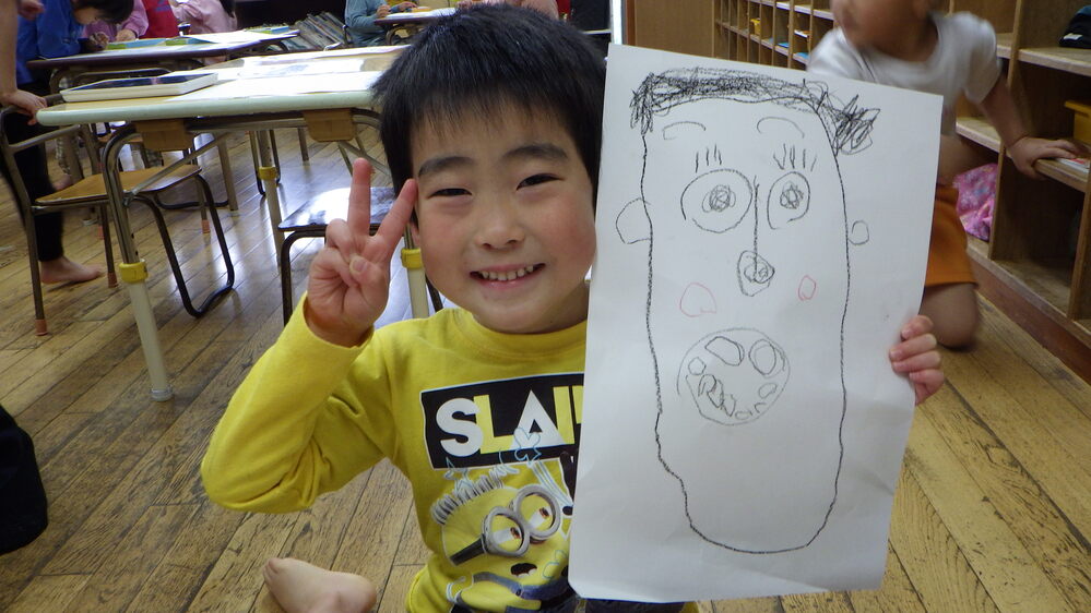 自画像を描いている