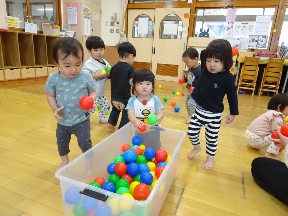カラーボールで遊んでいる様子 (1)