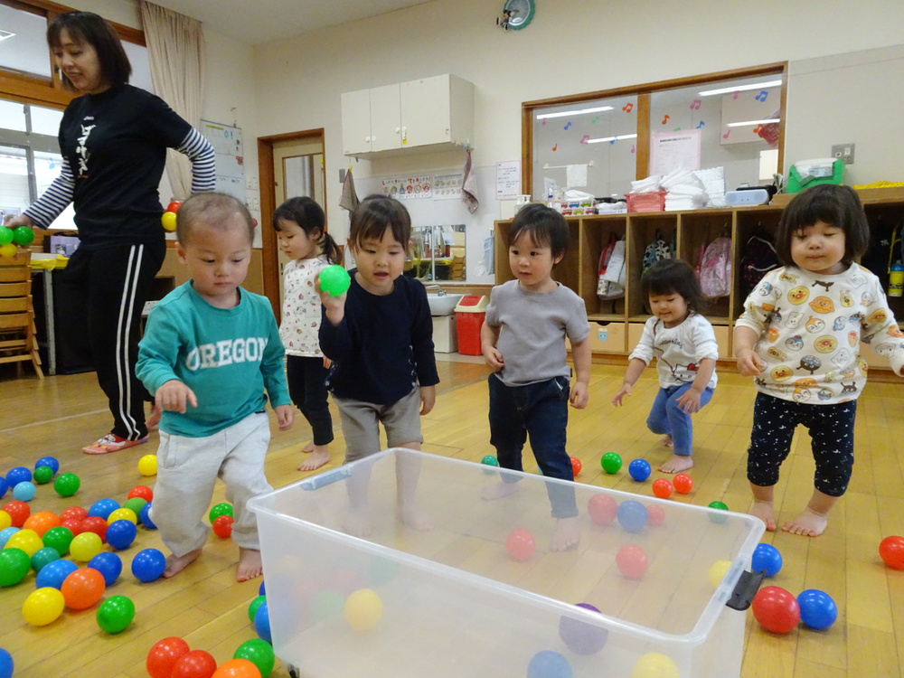 カラーボールで遊んでいる様子 (2)