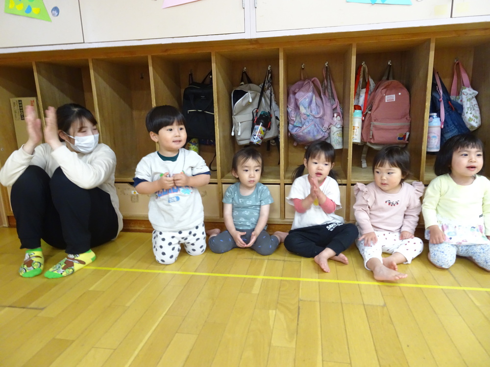 カラーボールで遊んでいる様子 (3)