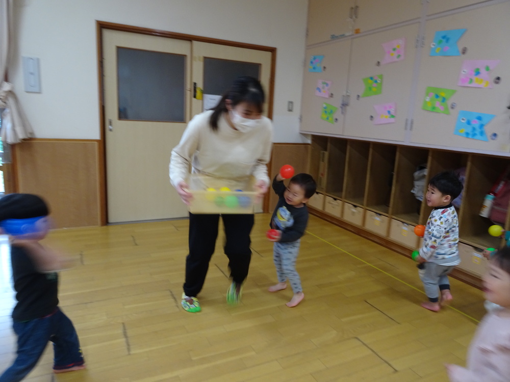 カラーボールで遊んでいる様子 (4)